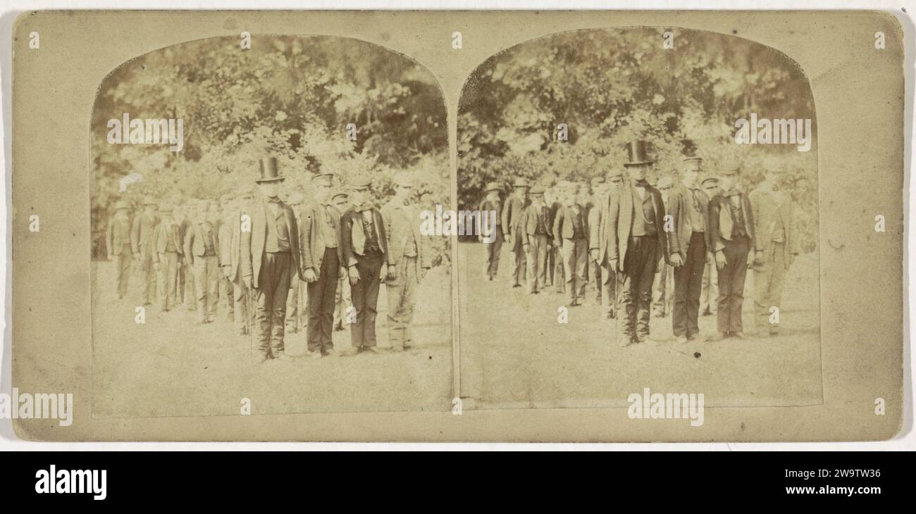 Hommes mis en place en six rangées, c. 1850 - c. 1870 stéréographie support photographique inconnu impression albumen Banque D'Images