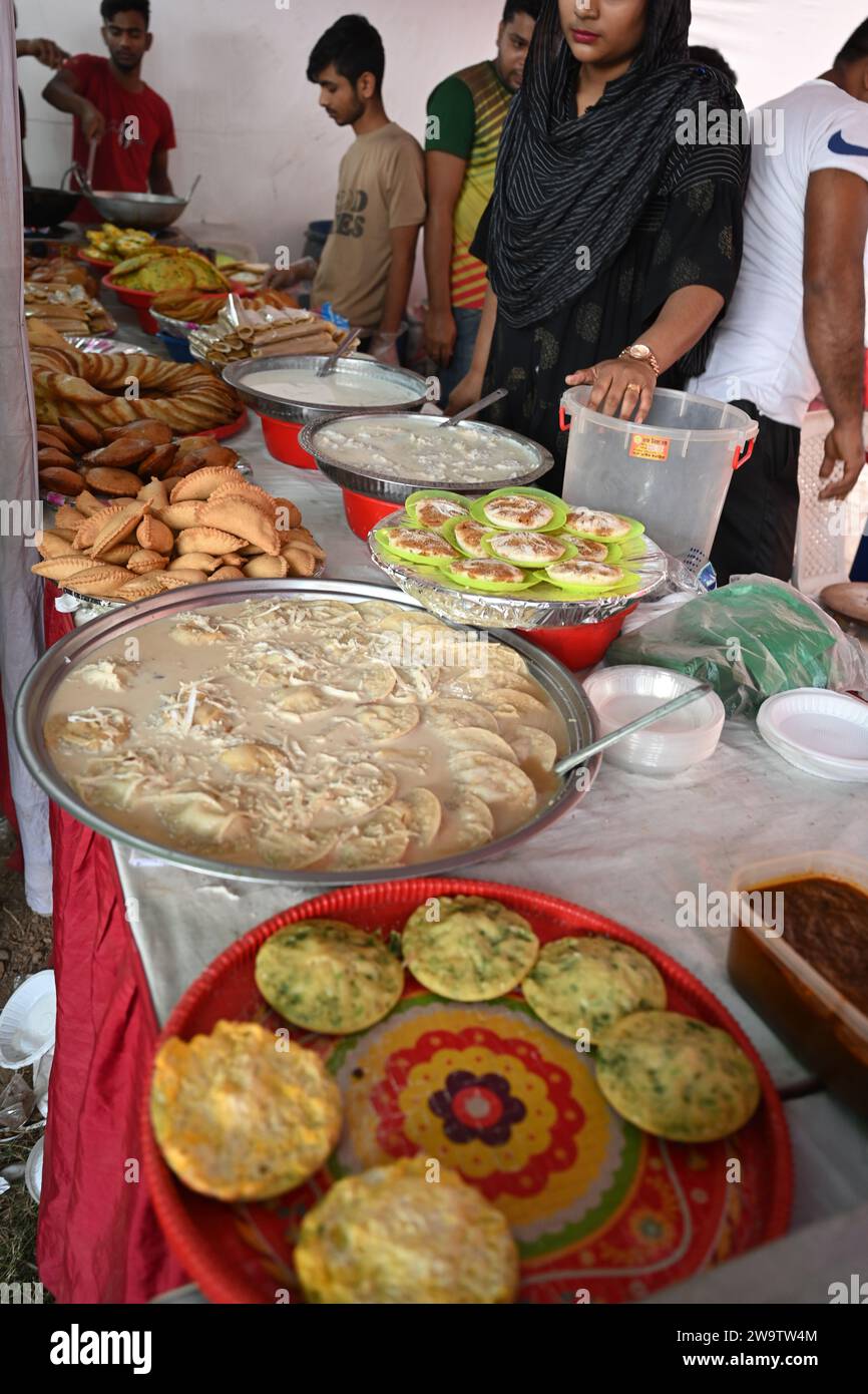 Les Pithas se vendent chez Poush Mela Banque D'Images