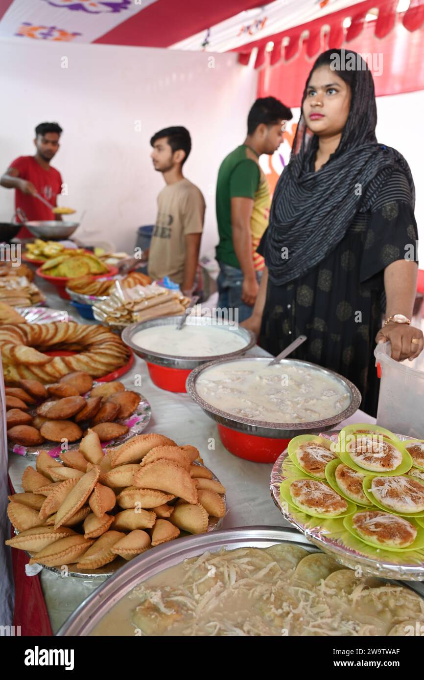 Les Pithas se vendent chez Poush Mela Banque D'Images