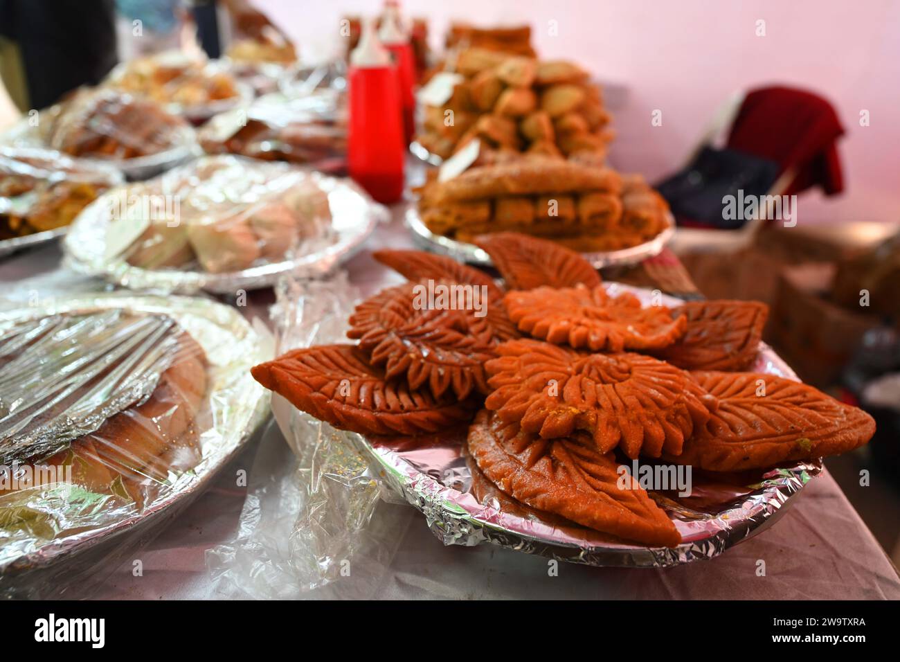 Les Pithas se vendent chez Poush Mela Banque D'Images