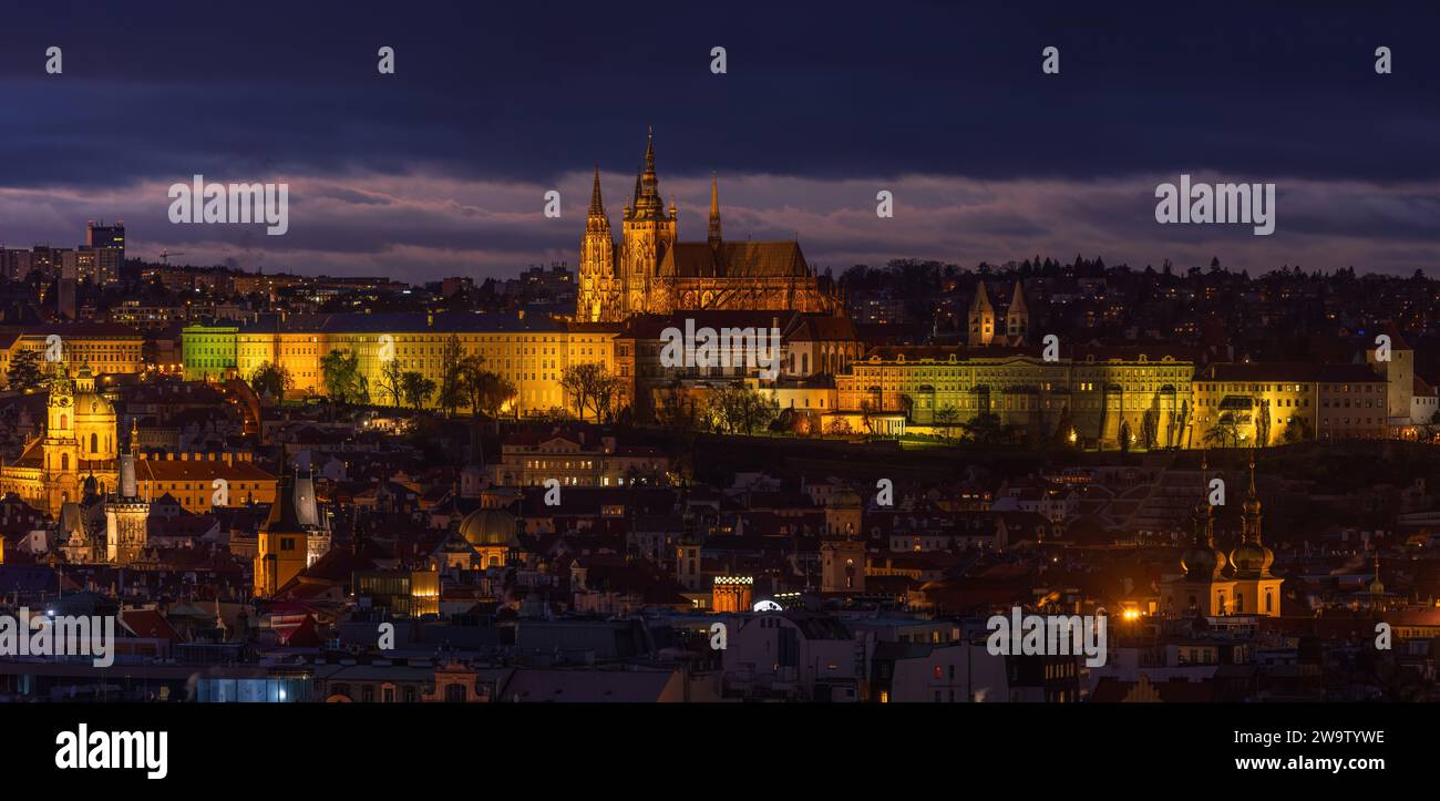 Illuminé Château de Prague la nuit Banque D'Images