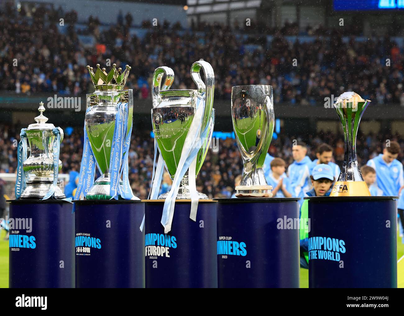Manchester, Royaume-Uni. 30 décembre 2023. Manchester City affiche ses cinq trophées face au terrain avant le coup d'envoi, lors du match de Premier League Manchester City vs Sheffield United au Etihad Stadium, Manchester, Royaume-Uni, le 30 décembre 2023 (photo de Conor Molloy/News Images) crédit : News Images LTD/Alamy Live News Banque D'Images