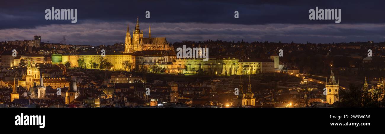 Illuminé Château de Prague la nuit Banque D'Images