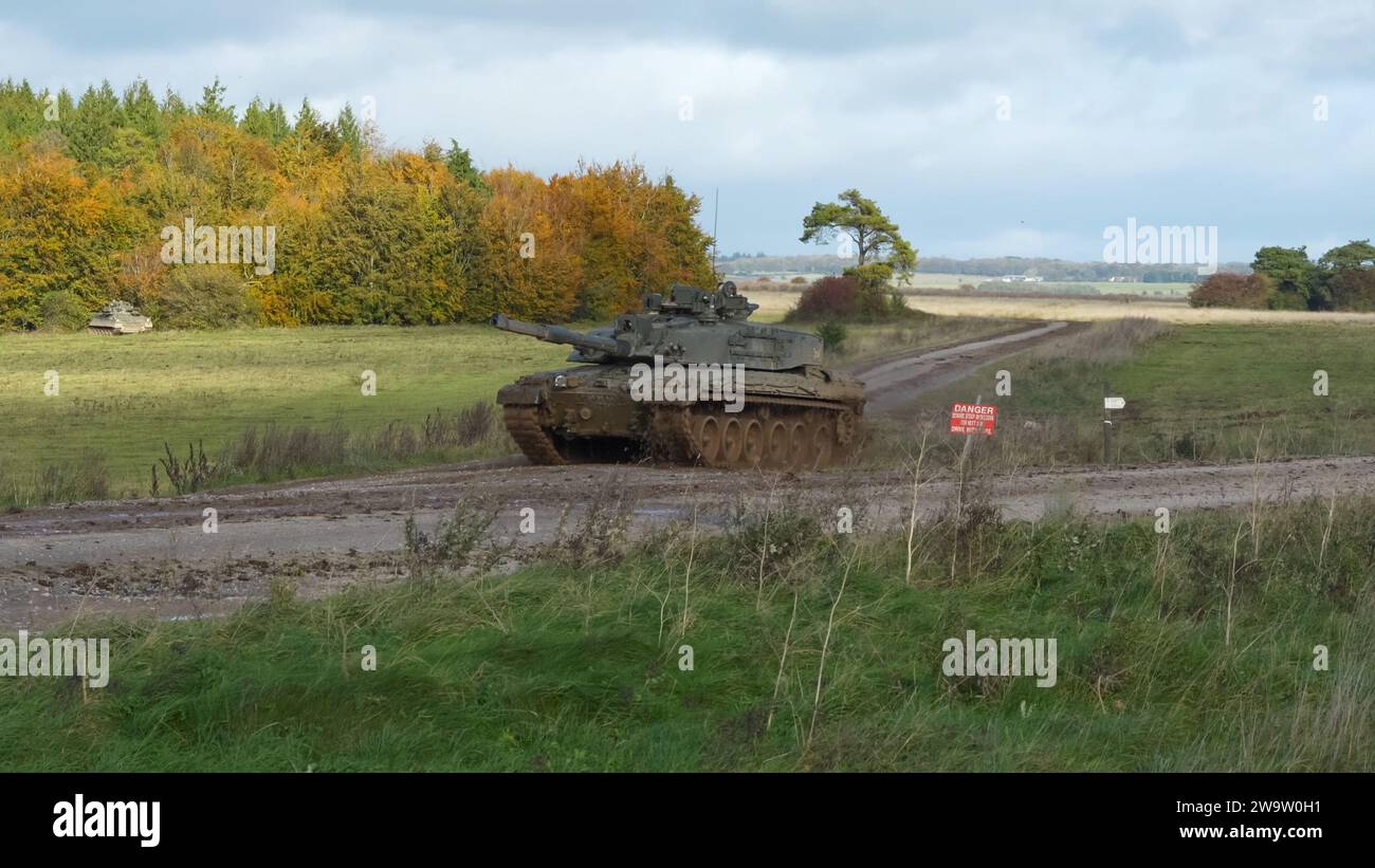 Gros plan d'un char de combat principal Challenger 2 II FV4034 de l'armée britannique en action lors d'un exercice militaire, Wiltshire UK Banque D'Images