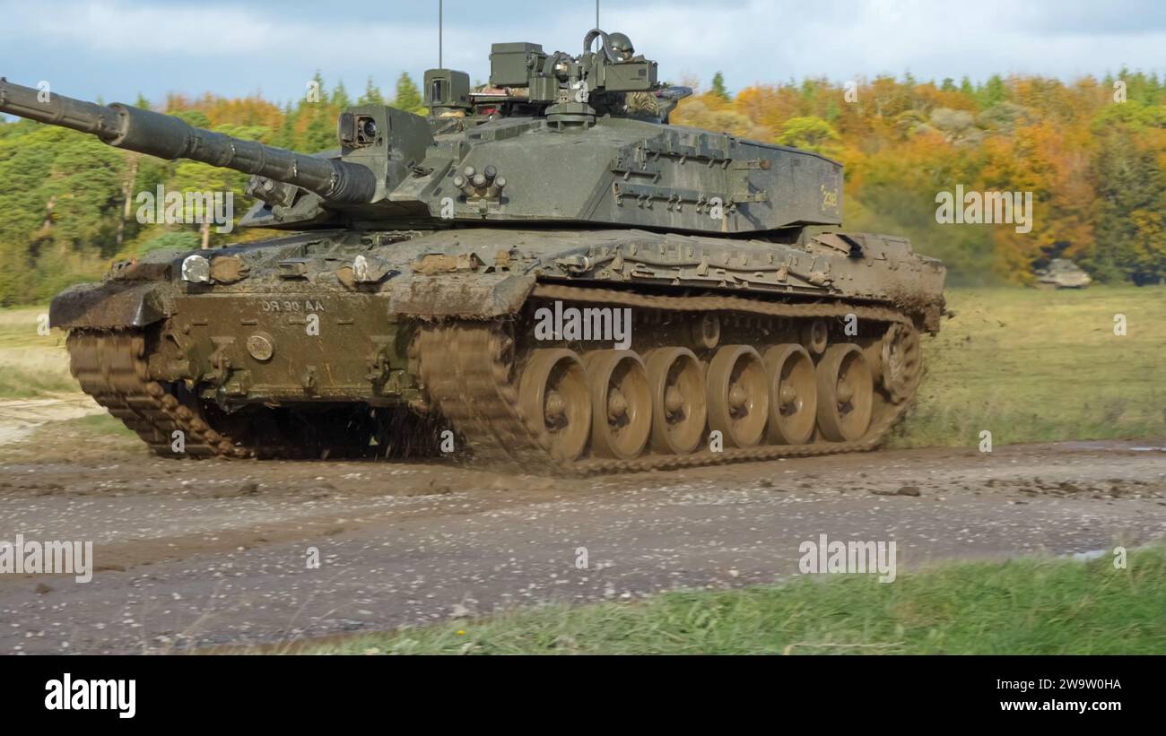 Gros plan d'un char de combat principal Challenger 2 II FV4034 de l'armée britannique en action lors d'un exercice militaire, Wiltshire UK Banque D'Images