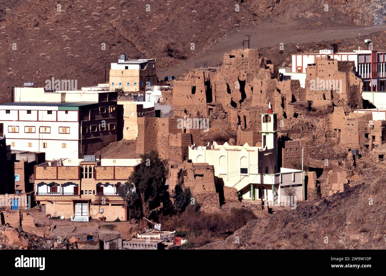Village d'Arabie Saoudite avec de nouvelles maisons parmi les anciens bâtiments murés de boue Banque D'Images