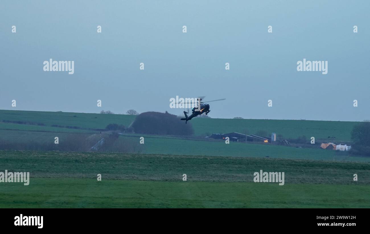 Hélicoptère d'attaque Boeing Apache de l'armée britannique AH64E (AH-64E) en action aérienne, Wilts UK Banque D'Images