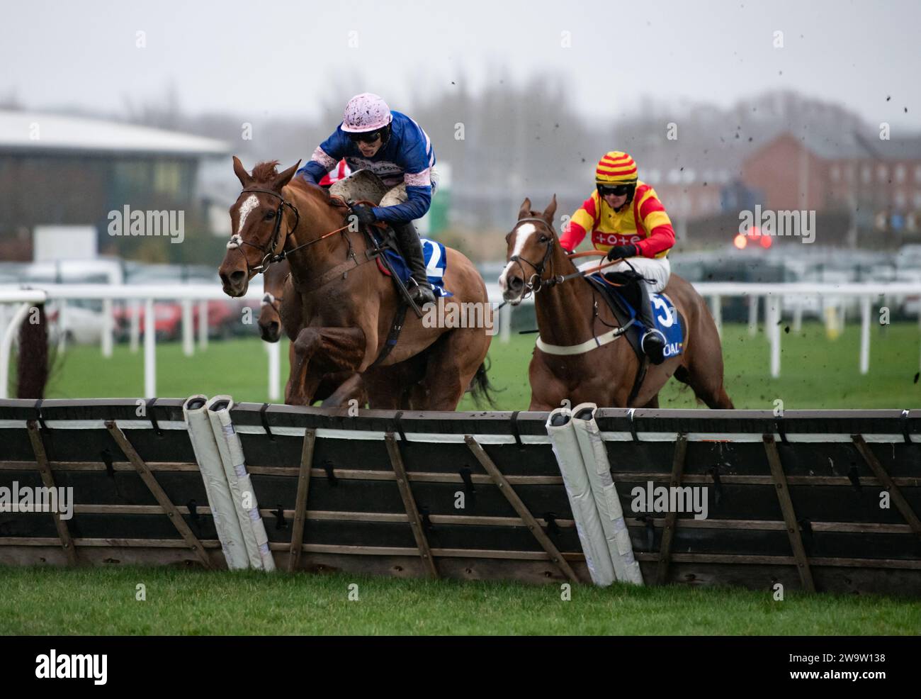 Le capitaine Teague et Harry Cobden remportent le défi Coral Challow Novices pour l'entraîneur Paul Nicholls et la propriétaire Mme Johnny de la Hey.Credit : JTW Equine Images/ Alamy Live News Banque D'Images