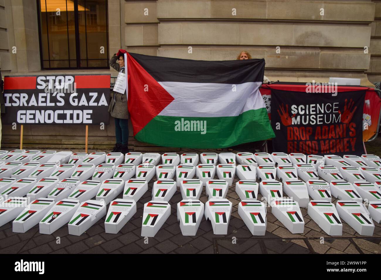 Londres, Angleterre, Royaume-Uni. 30 décembre 2023. Des militants pro-palestiniens ont organisé une manifestation et ont placé des « cercueils d'enfant » en carton devant le Musée des sciences de South Kensington, appelant le musée à abandonner son sponsor Adani Group, qui a des liens avec la fabrication d'armes israéliennes. (Image de crédit : © Vuk Valcic/ZUMA Press Wire) USAGE ÉDITORIAL SEULEMENT! Non destiné à UN USAGE commercial ! Crédit : ZUMA Press, Inc./Alamy Live News Banque D'Images