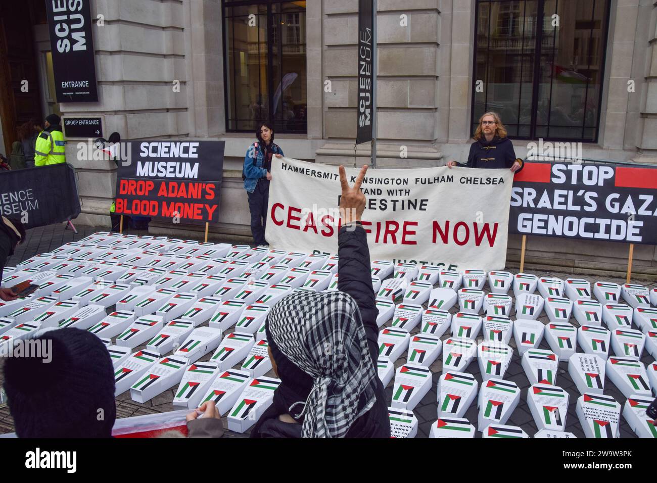 Londres, Angleterre, Royaume-Uni. 30 décembre 2023. Des militants pro-palestiniens ont organisé une manifestation et ont placé des « cercueils d'enfant » en carton devant le Musée des sciences de South Kensington, appelant le musée à abandonner son sponsor Adani Group, qui a des liens avec la fabrication d'armes israéliennes. (Image de crédit : © Vuk Valcic/ZUMA Press Wire) USAGE ÉDITORIAL SEULEMENT! Non destiné à UN USAGE commercial ! Crédit : ZUMA Press, Inc./Alamy Live News Banque D'Images