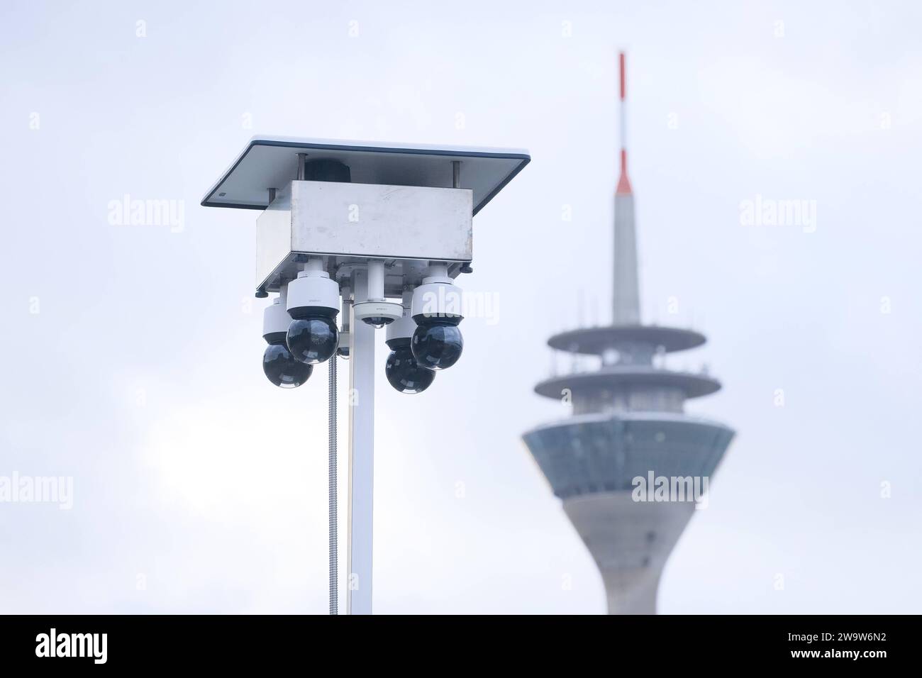 Düsseldorf 30.12.2023 Böllerverbot Silvesterknaller Feuerwerk Silvester Altstadt Rheinuferpromenade Feuerwerksverbot Unfallgefahr Allgemeinverfügung Feuerwerkskörper Raketen Silvesterraketen Feuerwerksraketen Silvesterböller Krankenhaus Feuerwerksverbotszonen Silvester Böller böllerfrei-Überwachungsstaat Riesenrad Videokamera Gesichertwekenshorer Gesichener scanner Wärmesensoren Wärmesensor öffentlicher Gesichrekheit scanner Sicherheitsbehörde Gesichrekheit Gesichrekheit scanner öffentliche Gesichrekheit scanner Überwachung Gesichrekwetswecht Banque D'Images