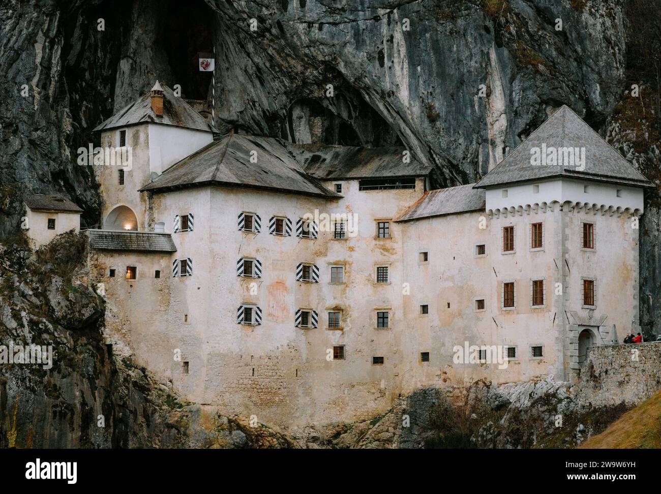 Vue panoramique de la caste Predjama dans une grotte, hiver, Slovénie Banque D'Images