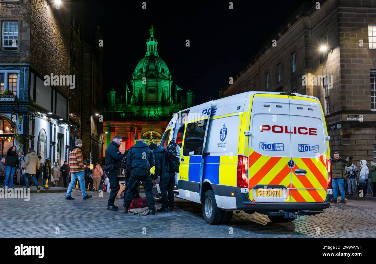 Incident de nuit entre policiers et camionnettes de police sur Royal Mile, Édimbourg, Écosse, Royaume-Uni Banque D'Images