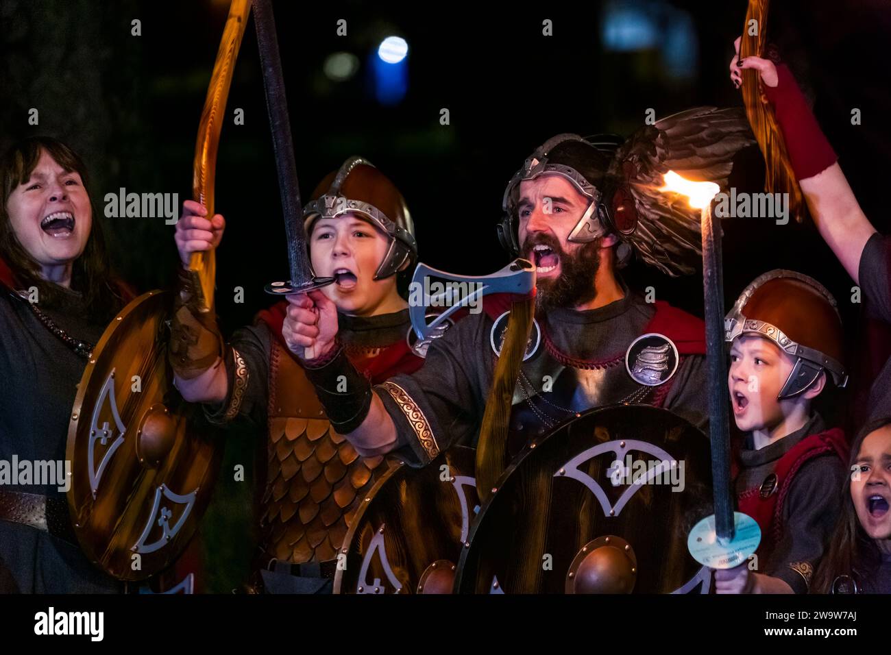 Up Helly AA’ Jarl Squad Vikings au Torchlight procession, Hogmanay nouvel an, Édimbourg, Écosse, Royaume-Uni Banque D'Images