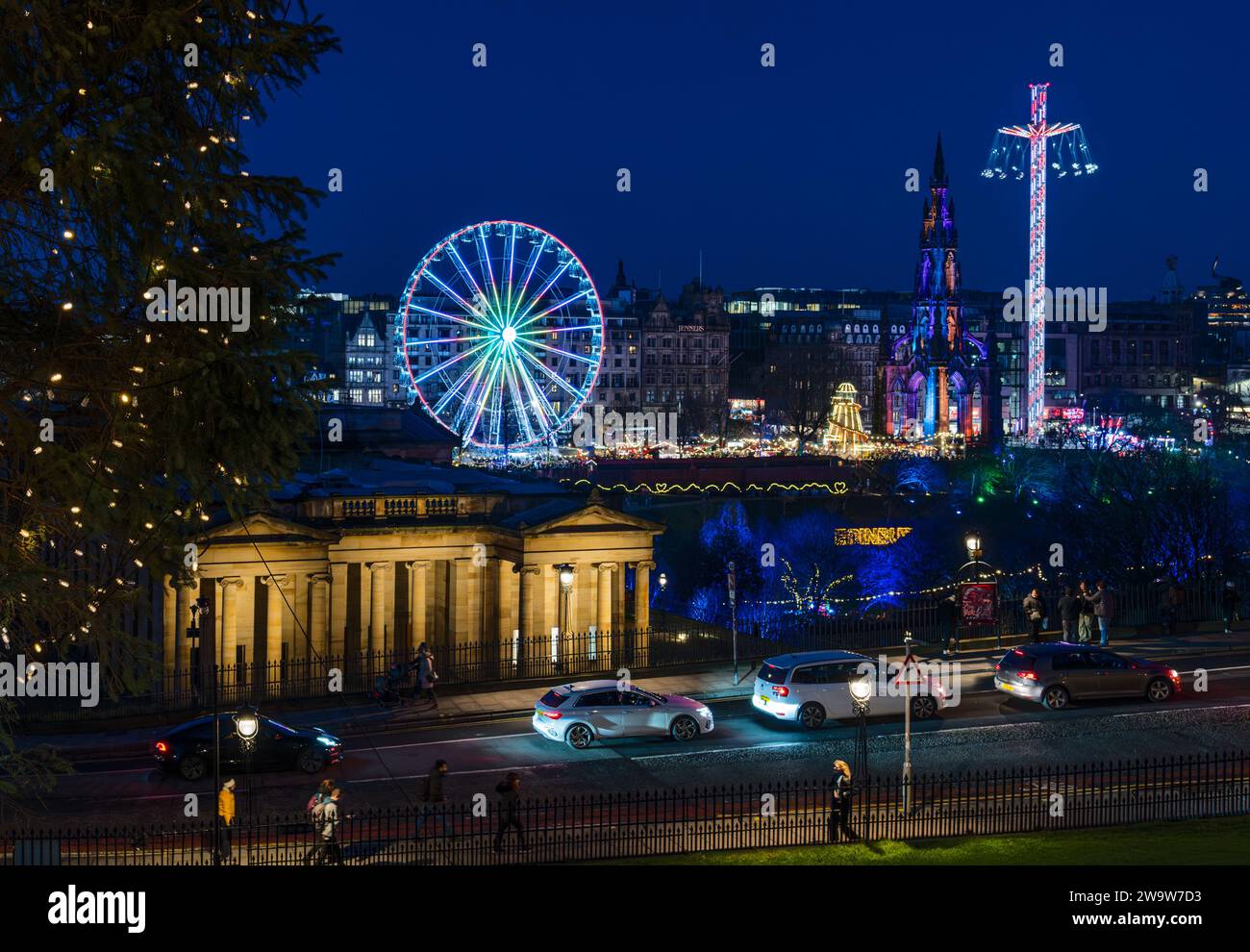 Big Ferris Wheel et Star Flyer Fairground manèges illuminés la nuit au marché de Noël Édimbourg, Écosse, Royaume-Uni Banque D'Images