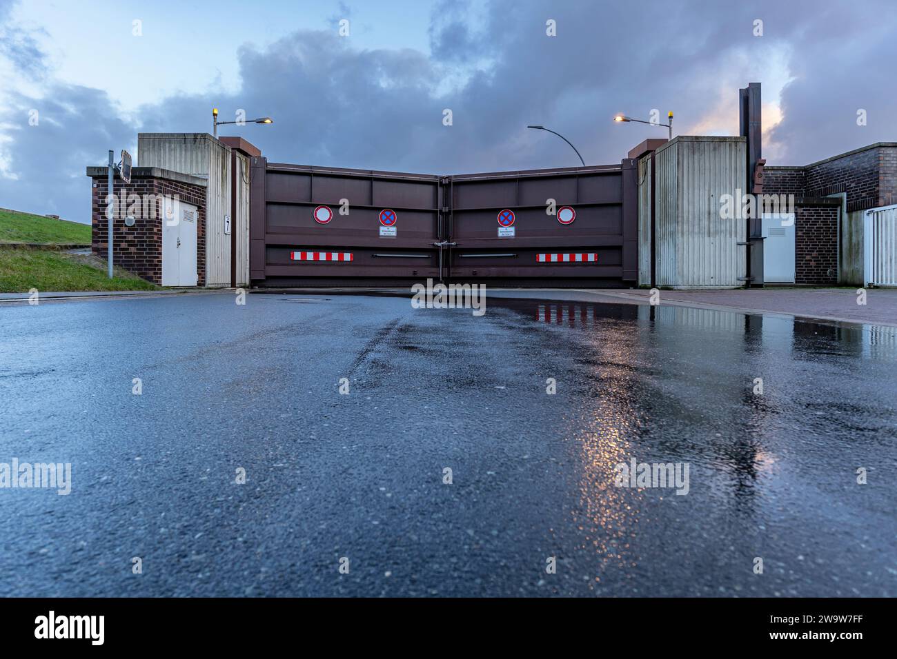 Porte d'inondation fermée vue du côté terrestre pendant l'onde de tempête à Cuxhaven, Allemagne Banque D'Images