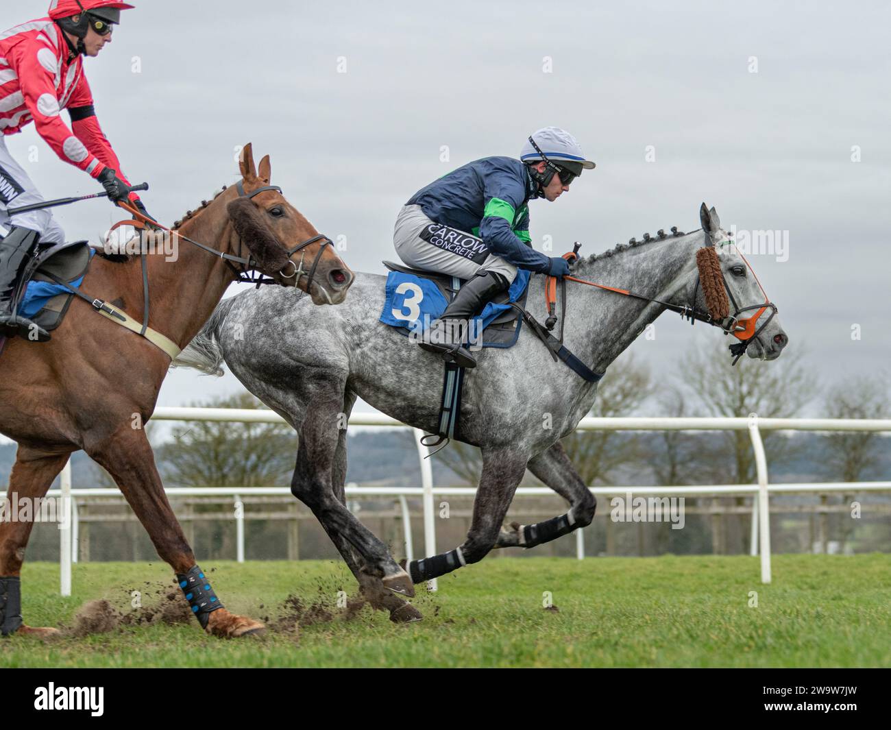 Eclair en ligne et Belle jour disputent les sauts à Wincanton, le 10 mars 2022 Banque D'Images