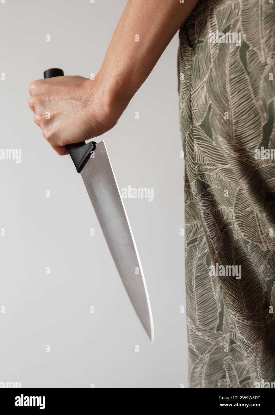 Une fille tenant un couteau Banque D'Images