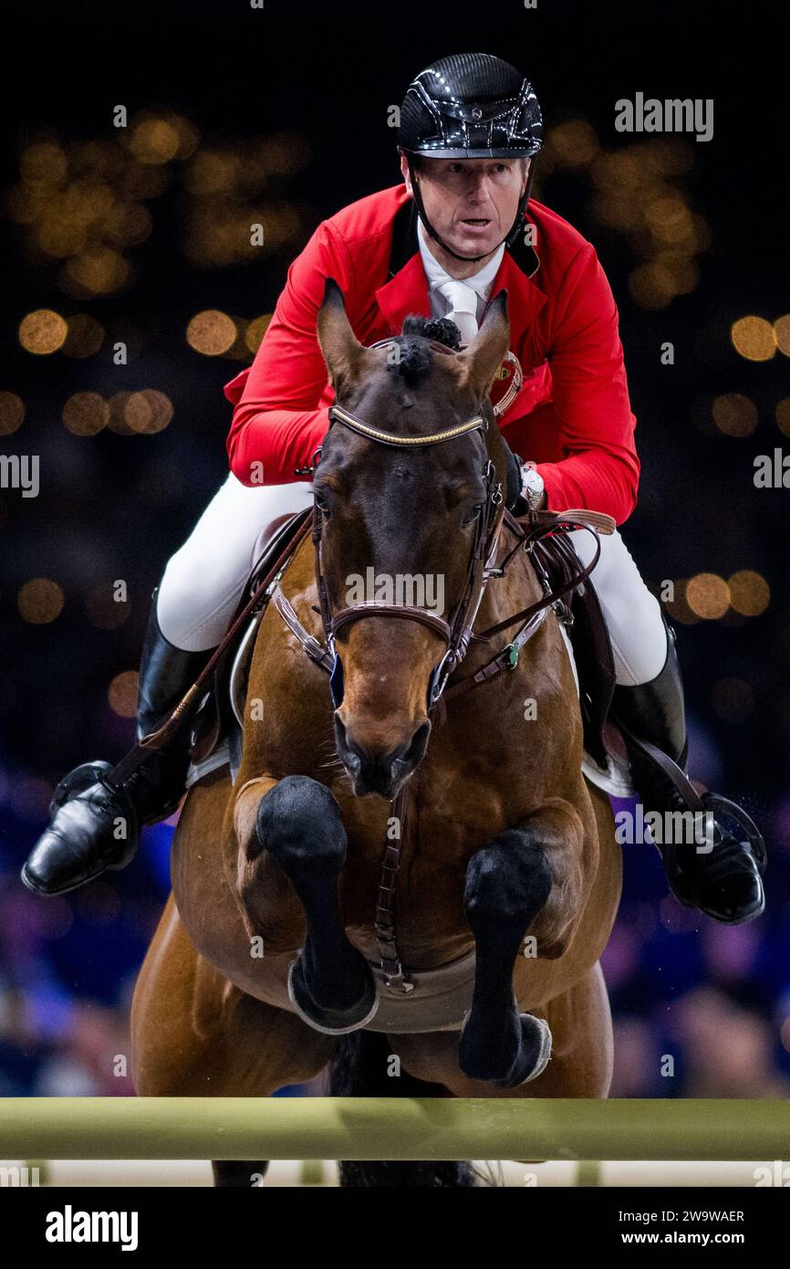 Mechelen, Belgique. 30 décembre 2023. Le coureur belge Koen Vereecke et Kasanova de la Pomme photographiés en action lors de la compétition de saut d'obstacles de la coupe du monde FEI à l'épreuve équestre 'Vlaanderens Kerstjumping - Memorial Eric Wauterss' à Malines le samedi 30 décembre 2023. BELGA PHOTO JASPER JACOBS crédit : Belga News Agency/Alamy Live News Banque D'Images