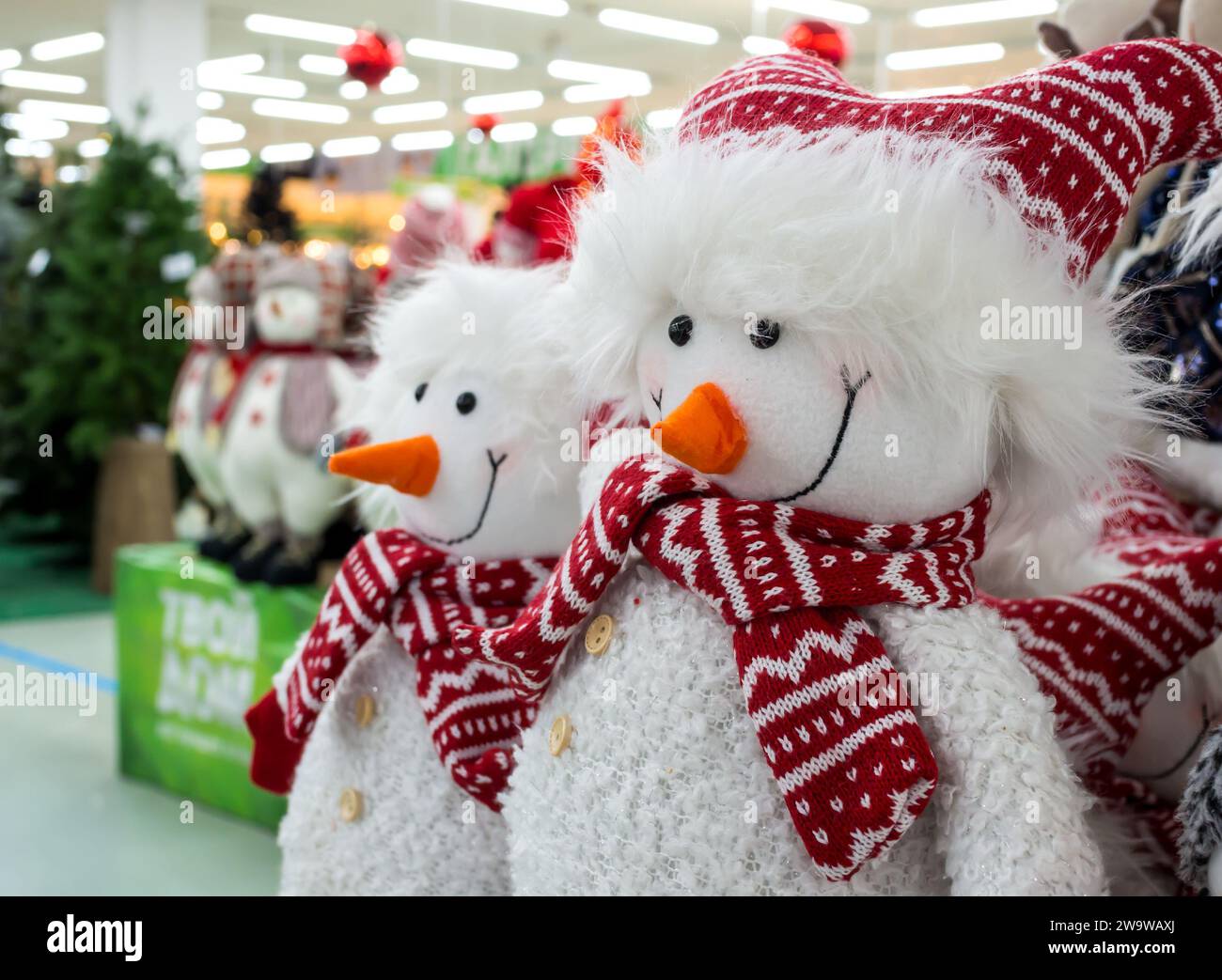 Voronezh - Russie, 25 décembre 2022 : bonhommes de neige en peluche avec écharpe rouge et chapeau Banque D'Images