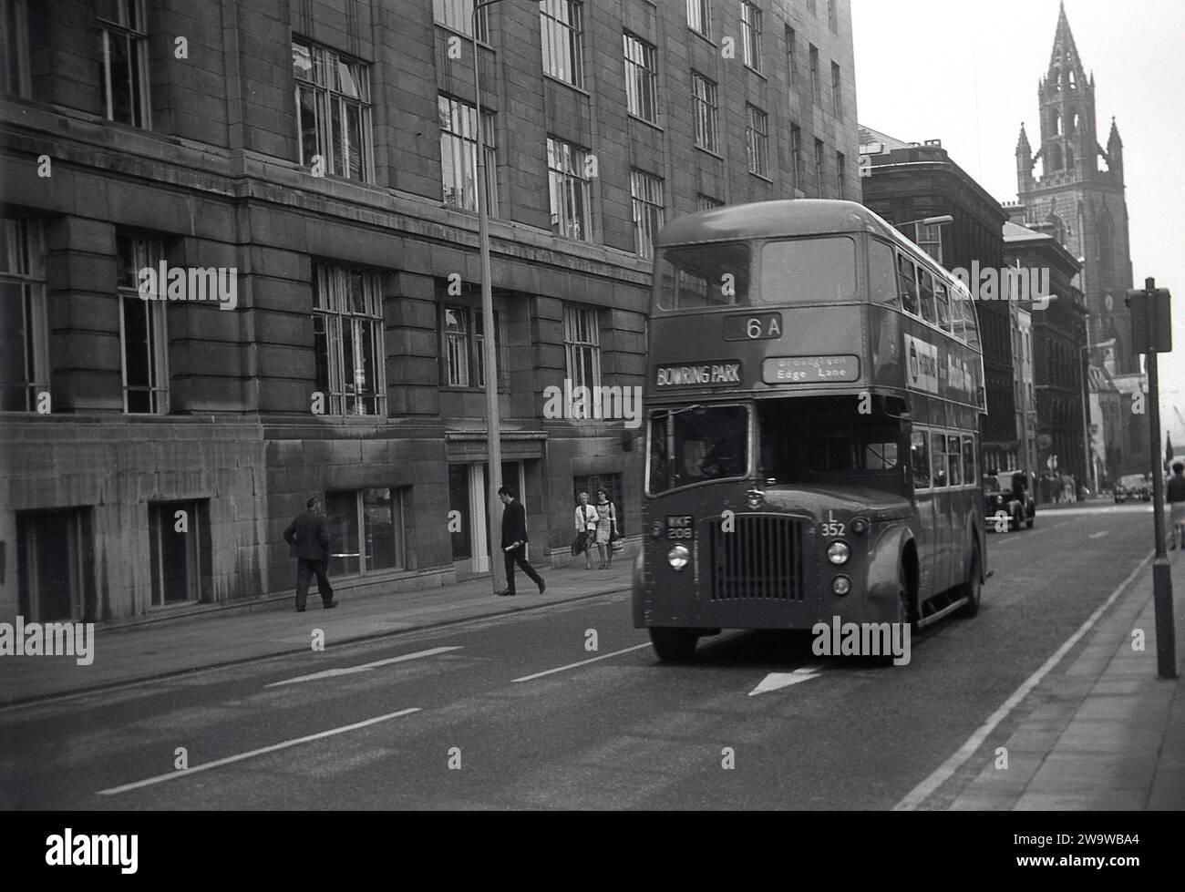 1972, historique, centre-ville, Liverpool, photo montre un bus à impériale Liverpool Coporation Leyland Titan 1961 PD2, no 6a, en direction de Bowring Park via Broadgreen/Edge Lane. Banque D'Images