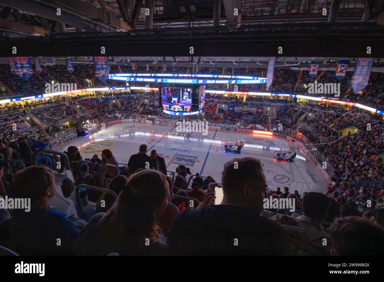 SAP Arena à guichets fermés lors du match entre Adler Mannheim et les Sharks de Cologne dans la DEL. Les jeux au moment de Noël sont traditionnellement très bien atten Banque D'Images