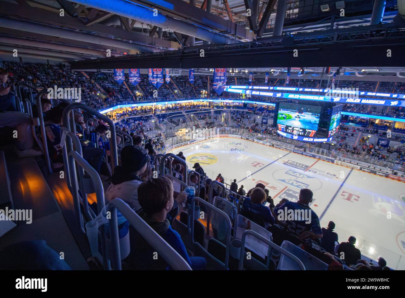 SAP Arena à guichets fermés lors du match entre Adler Mannheim et les Sharks de Cologne dans la DEL. Les jeux au moment de Noël sont traditionnellement très bien atten Banque D'Images