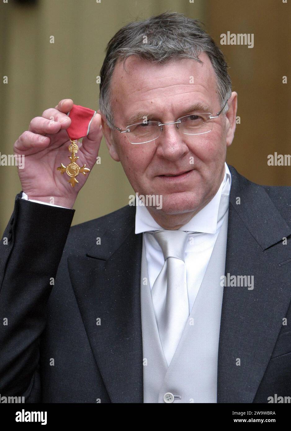 Photo de dossier datée du 17/02/05 de Tom Wilkinson, après avoir recueilli un OBE de la reine Elizabeth II L'acteur britannique nommé aux Oscars Tom Wilkinson, mieux connu pour son rôle dans The Full Monty, est décédé à l'âge de 75 ans, a annoncé sa famille. Date d'émission : samedi 30 décembre 2023. Banque D'Images