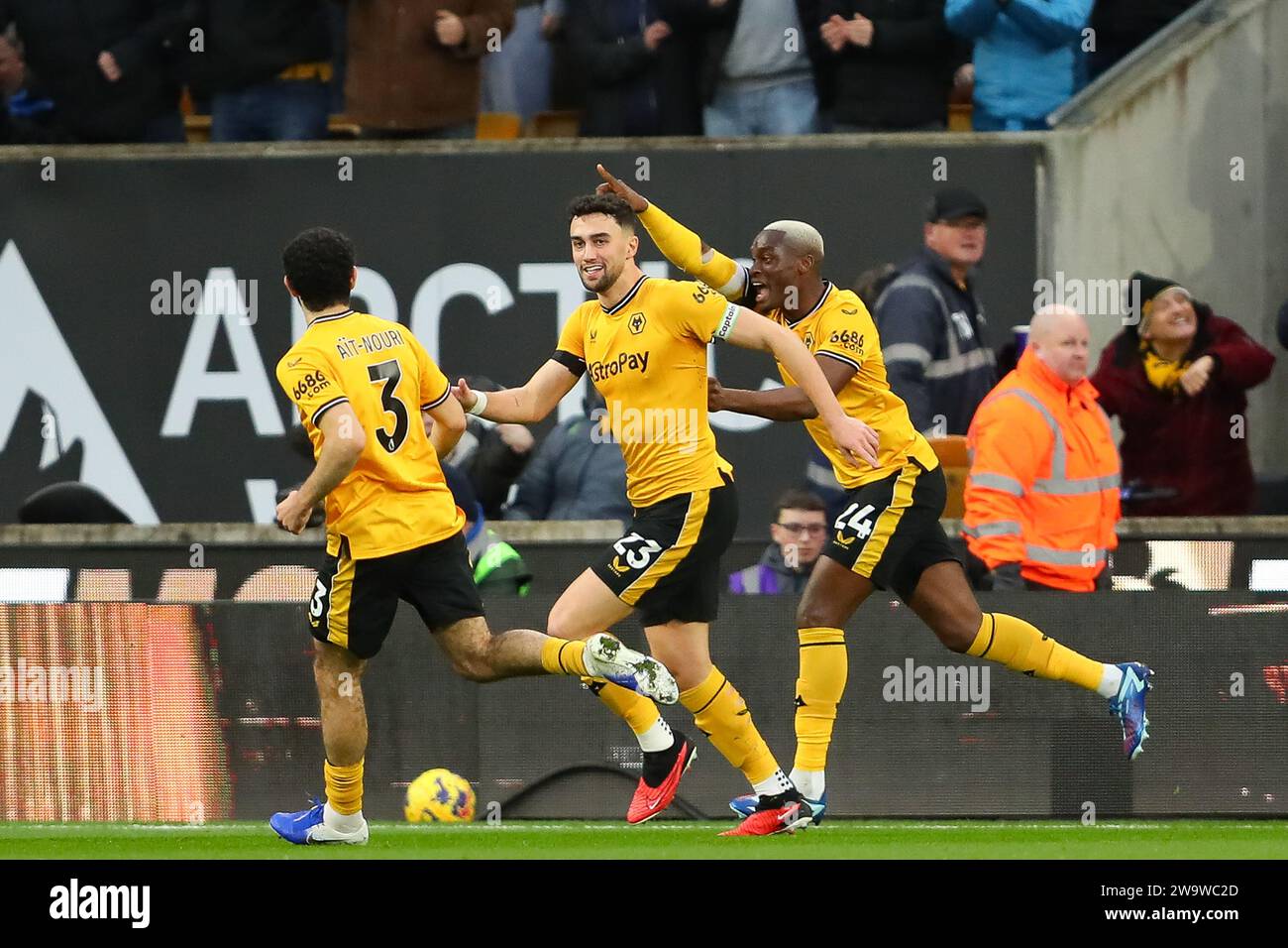 Max Kilman de Wolves (23) célèbre après avoir marqué le premier but de son équipe lors du match de Premier League entre Wolverhampton Wanderers et Everton à Molineux, Wolverhampton le samedi 30 décembre 2023. (Photo : Gustavo Pantano | MI News) crédit : MI News & Sport / Alamy Live News Banque D'Images