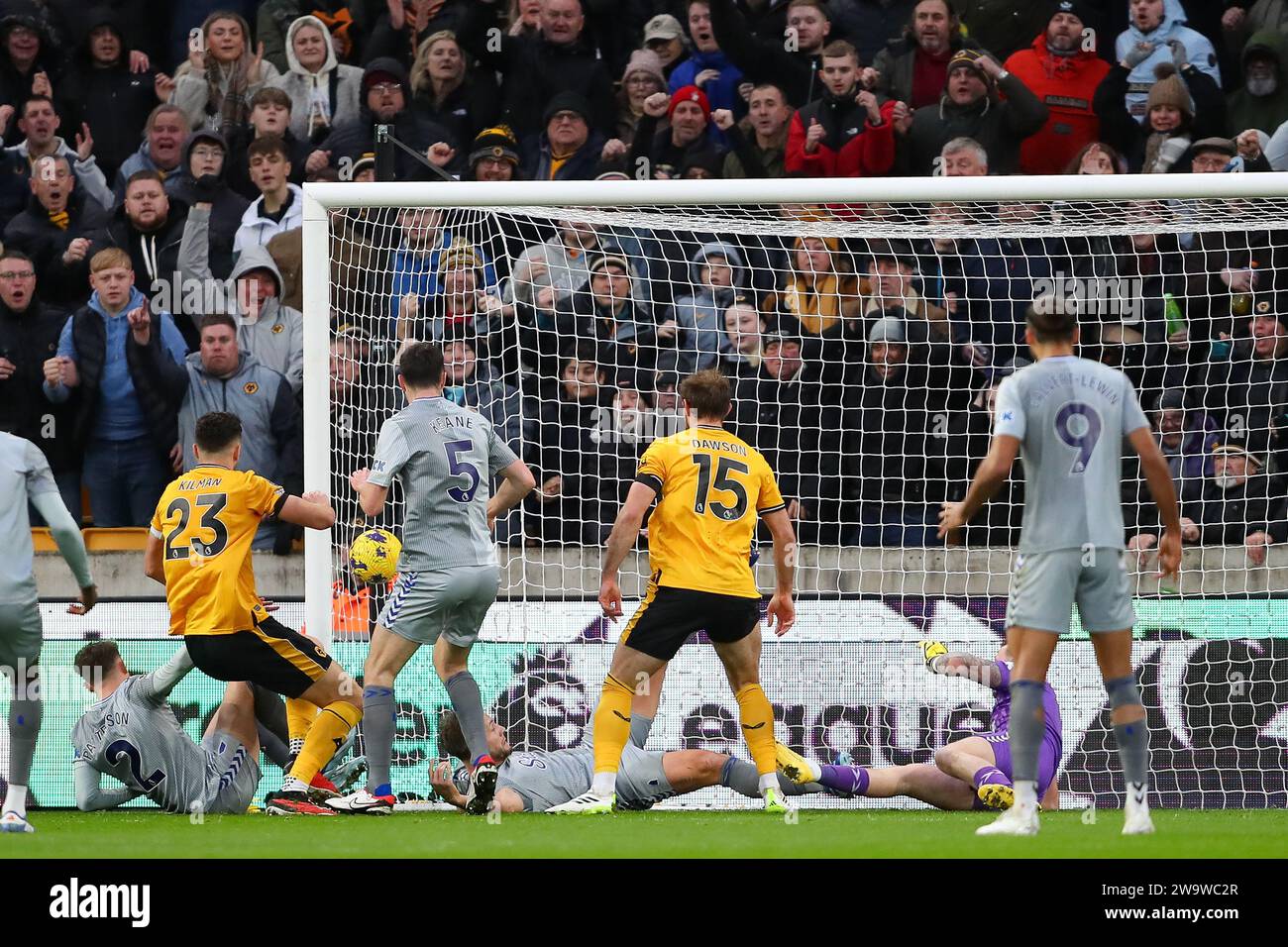 Max Kilman de Wolves (23) marque son premier but sideÕs lors du match de Premier League entre Wolverhampton Wanderers et Everton à Molineux, Wolverhampton le samedi 30 décembre 2023. (Photo : Gustavo Pantano | MI News) crédit : MI News & Sport / Alamy Live News Banque D'Images