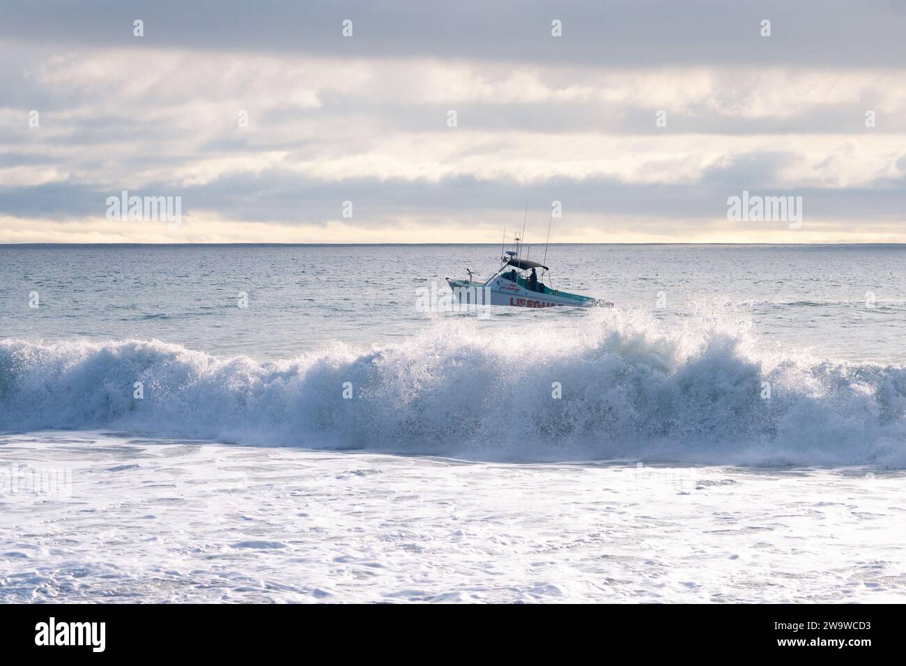 Un bateau de sauveteur patrouille la côte sud de la Californie pendant les conditions de surf à la plage de point Dume à Malibu, Californie, États-Unis Banque D'Images