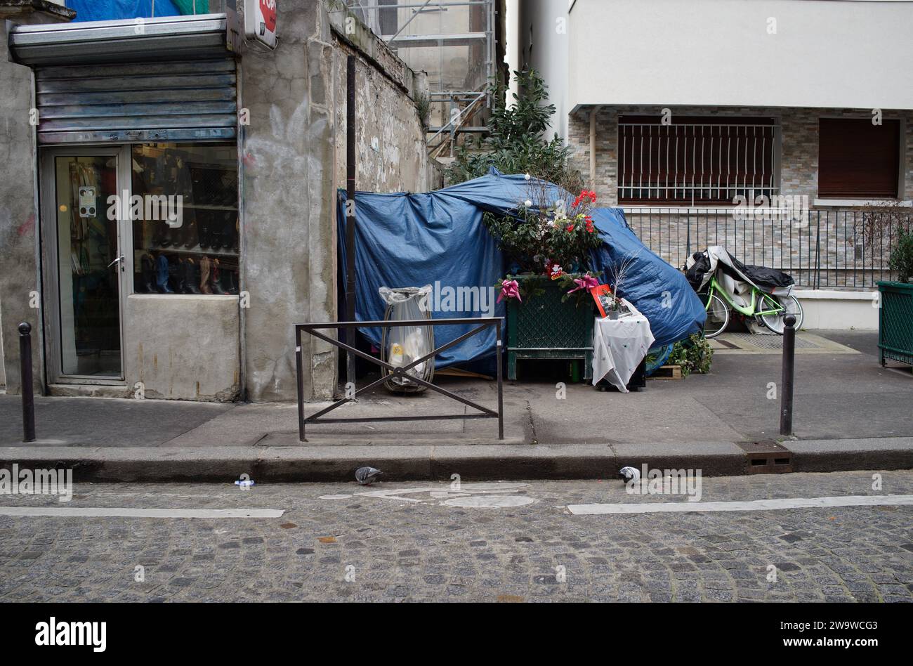 Sans-abri, abri bâché, maison de make-shift sur rue, rue de la Villette, 75019, Paris, France - décembre 2024 Banque D'Images