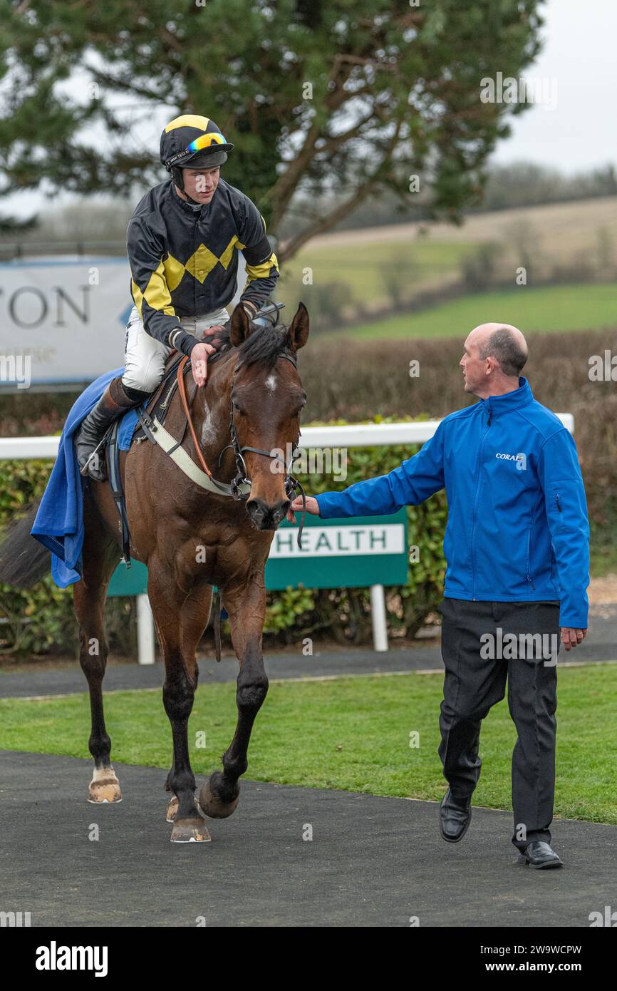 Talkaboutit, monté par Brendan Powell et entraîné par Colin Tizzard, remporte la haie du handicap à Wincanton, le 10 mars 2022 Banque D'Images