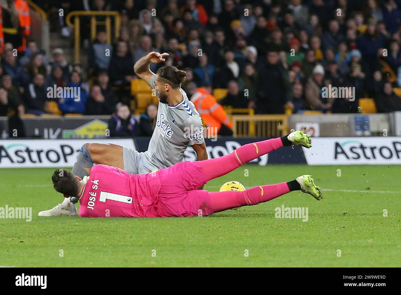 Wolverhampton, Royaume-Uni. 30 décembre 2023. Jose sa, le gardien de Wolverhampton Wanderers sauve au feef de Dominic Calvert-Lewin d'Everton. Match de Premier League, Wolverhampton Wanderers contre Everton au Molineux Stadium à Wolverhampton, Angleterre, le samedi 30 décembre 2023. Cette image ne peut être utilisée qu'à des fins éditoriales. Usage éditorial uniquement, photo de Chris Stading/Andrew Orchard photographie sportive/Alamy Live News crédit : Andrew Orchard photographie sportive/Alamy Live News Banque D'Images