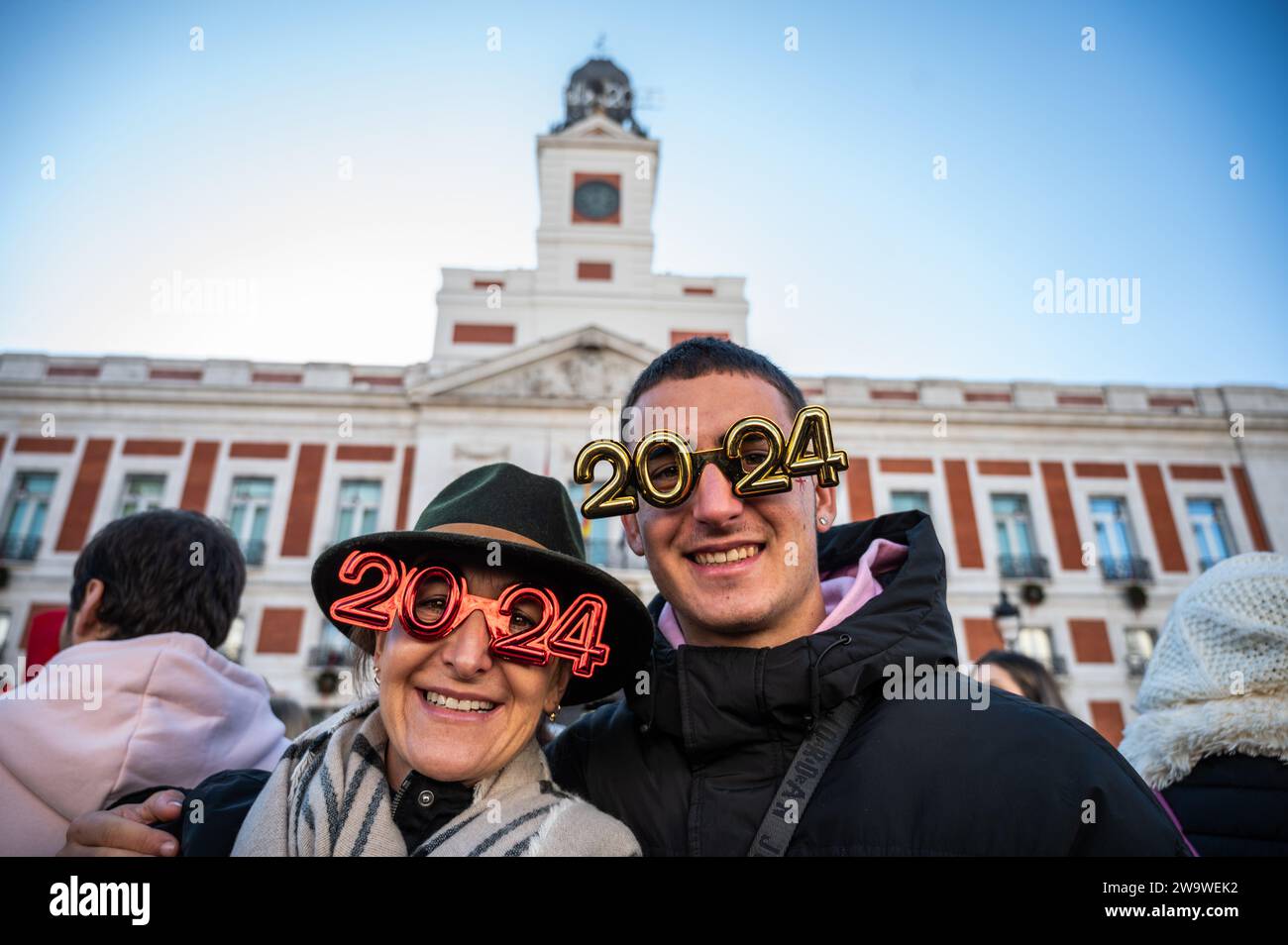 Madrid, Espagne. 30 décembre 2023. Les gens se rassemblent à la Puerta ...