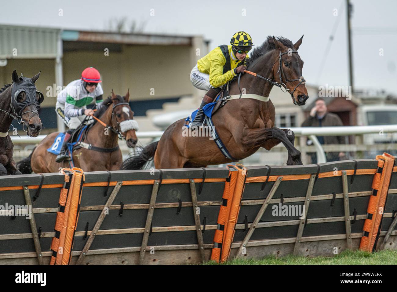 Bold Conduct, monté par Brendan Powell et entraîné par Colin Tizzard, en course à Wincanton, le 10 mars 2022 Banque D'Images