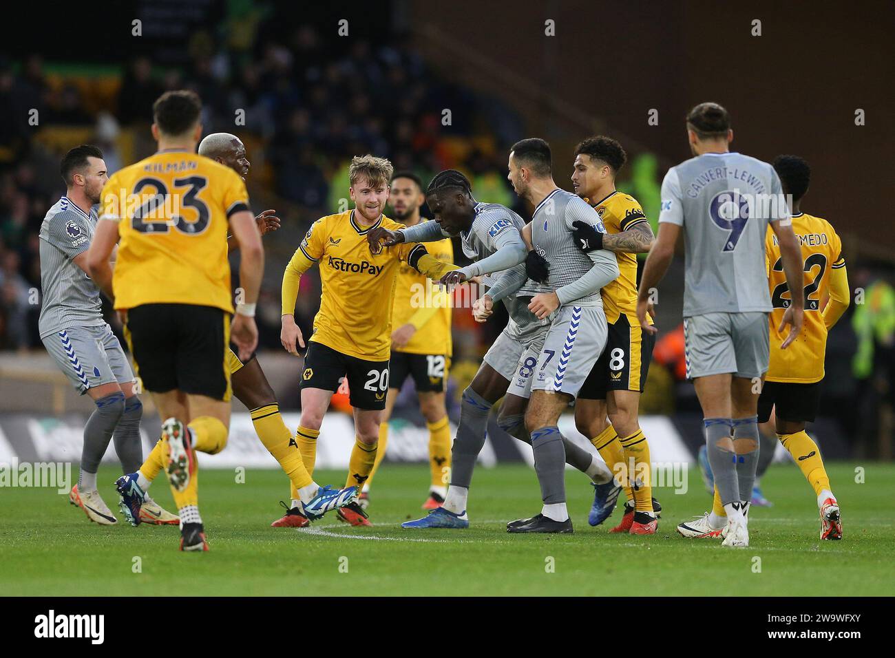 Wolverhampton, Royaume-Uni. 30 décembre 2023. Tommy Doyle de Wolverhampton Wanderers (20) et Dwight McNeil d'Everton (7) sont empêchés de s'attaquer l'un à l'autre. Match de Premier League, Wolverhampton Wanderers contre Everton au Molineux Stadium à Wolverhampton, Angleterre, le samedi 30 décembre 2023. Cette image ne peut être utilisée qu'à des fins éditoriales. Usage éditorial uniquement, photo de Chris Stading/Andrew Orchard photographie sportive/Alamy Live News crédit : Andrew Orchard photographie sportive/Alamy Live News Banque D'Images