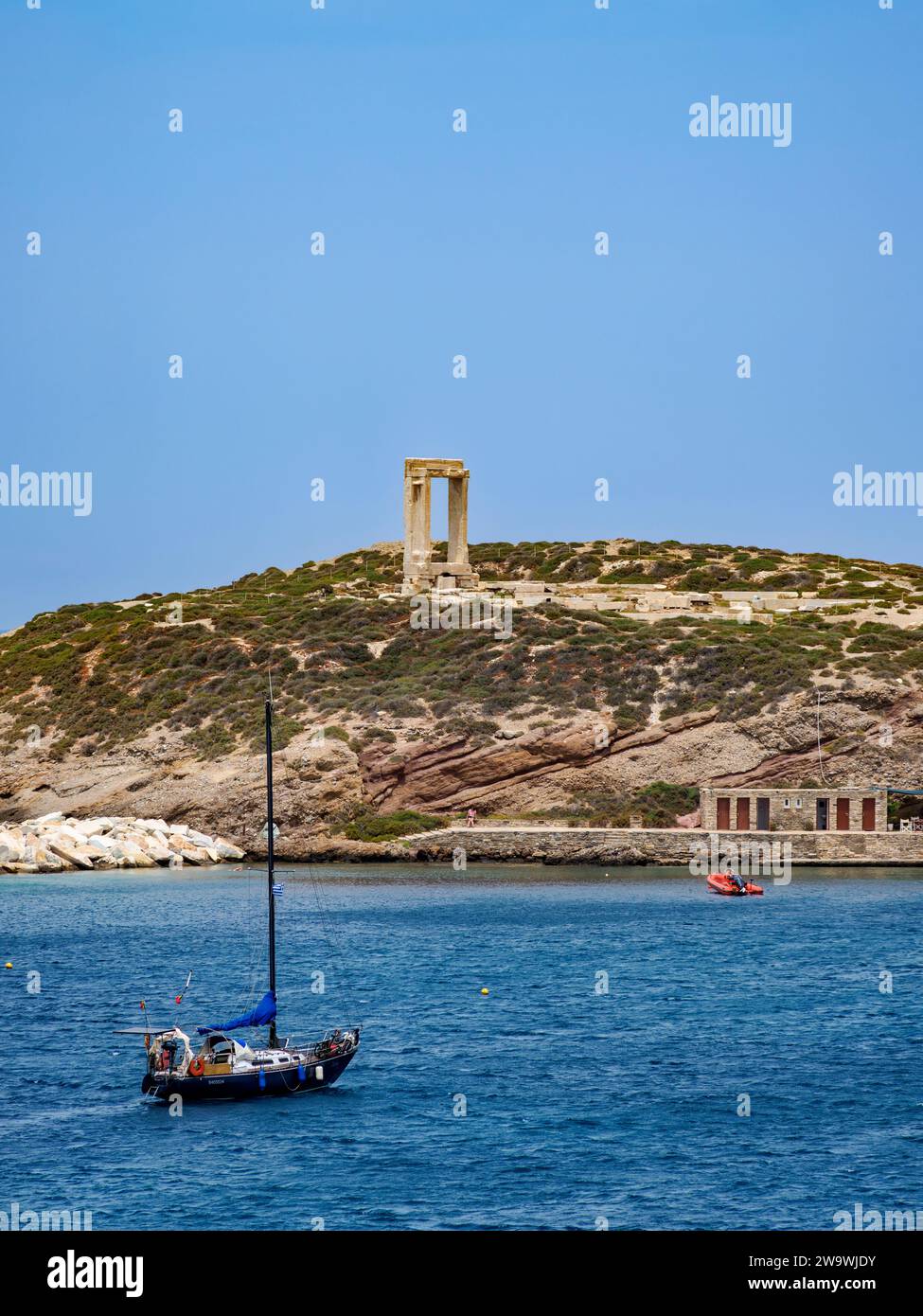 Vue vers Temple d'Apollon, Chora, ville de Naxos, île de Naxos, Cyclades, Grèce Banque D'Images