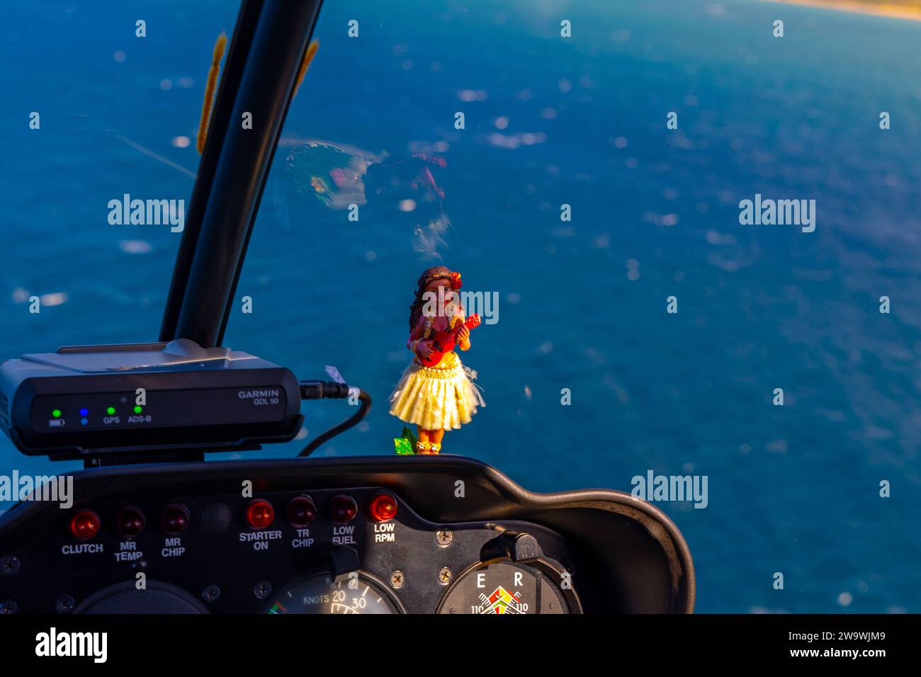 Hula Girl Doll sur Helicopter Dashboard, Maui, Banque D'Images