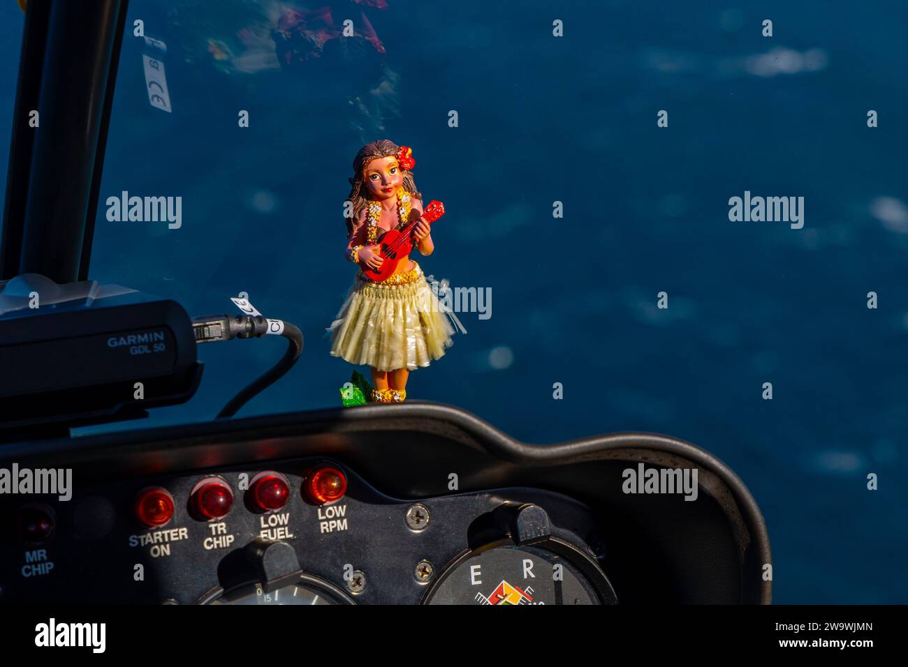 Hula Girl Doll sur Helicopter Dashboard, Maui, Banque D'Images