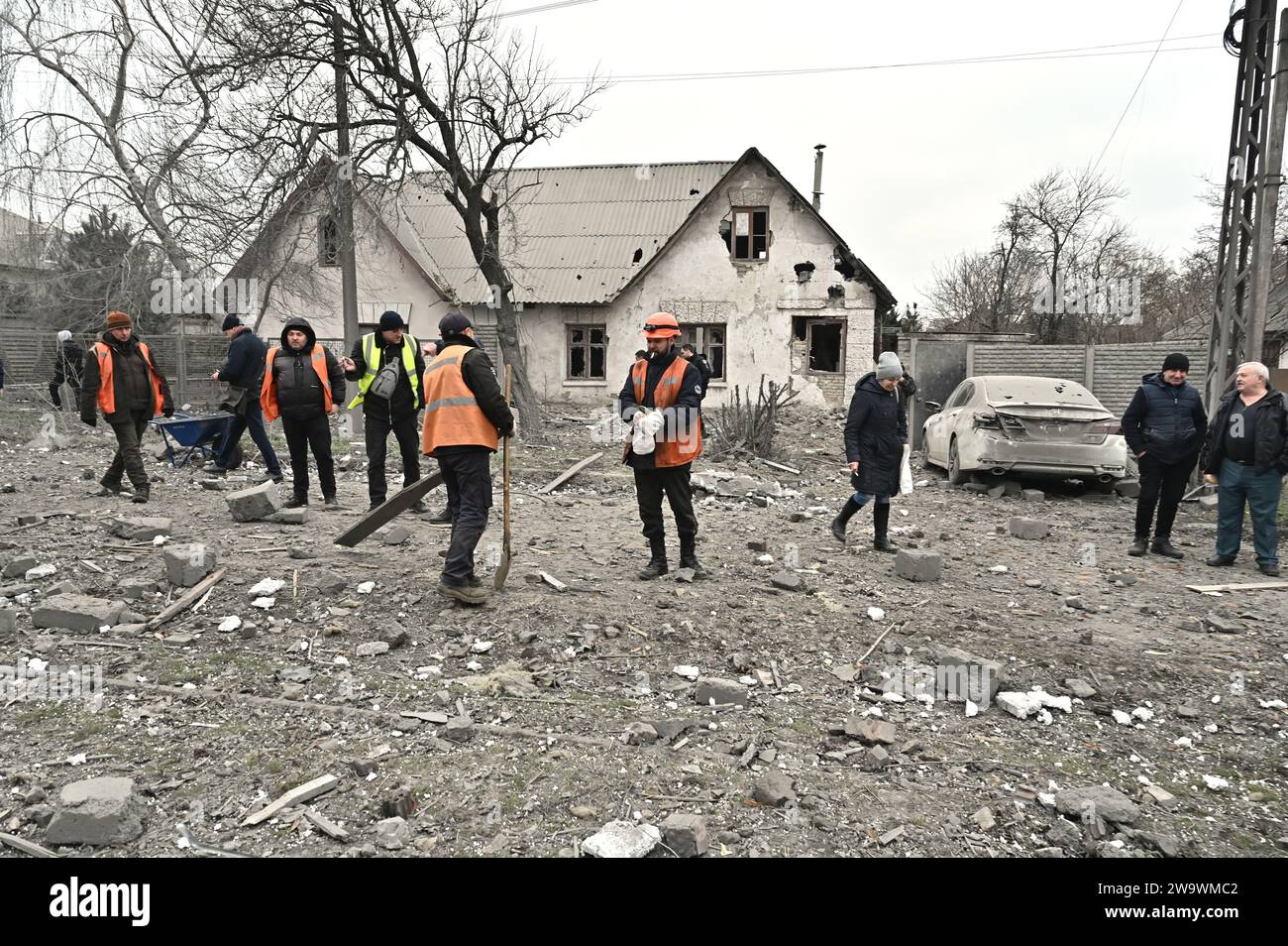 Non exclusive : ZAPORIZHZHIA, UKRAINE - 29 DÉCEMBRE 2023 - les premiers intervenants traitent des conséquences du missile russe à grande échelle et du drone AT Banque D'Images