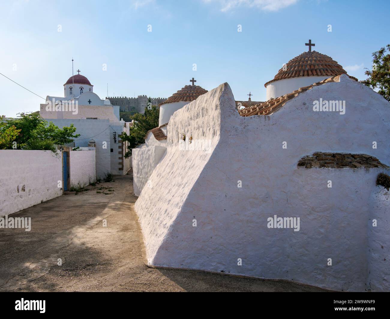 Églises blanchies à la chaux de Patmos Chora, île de Patmos, Dodécanèse, Grèce Banque D'Images