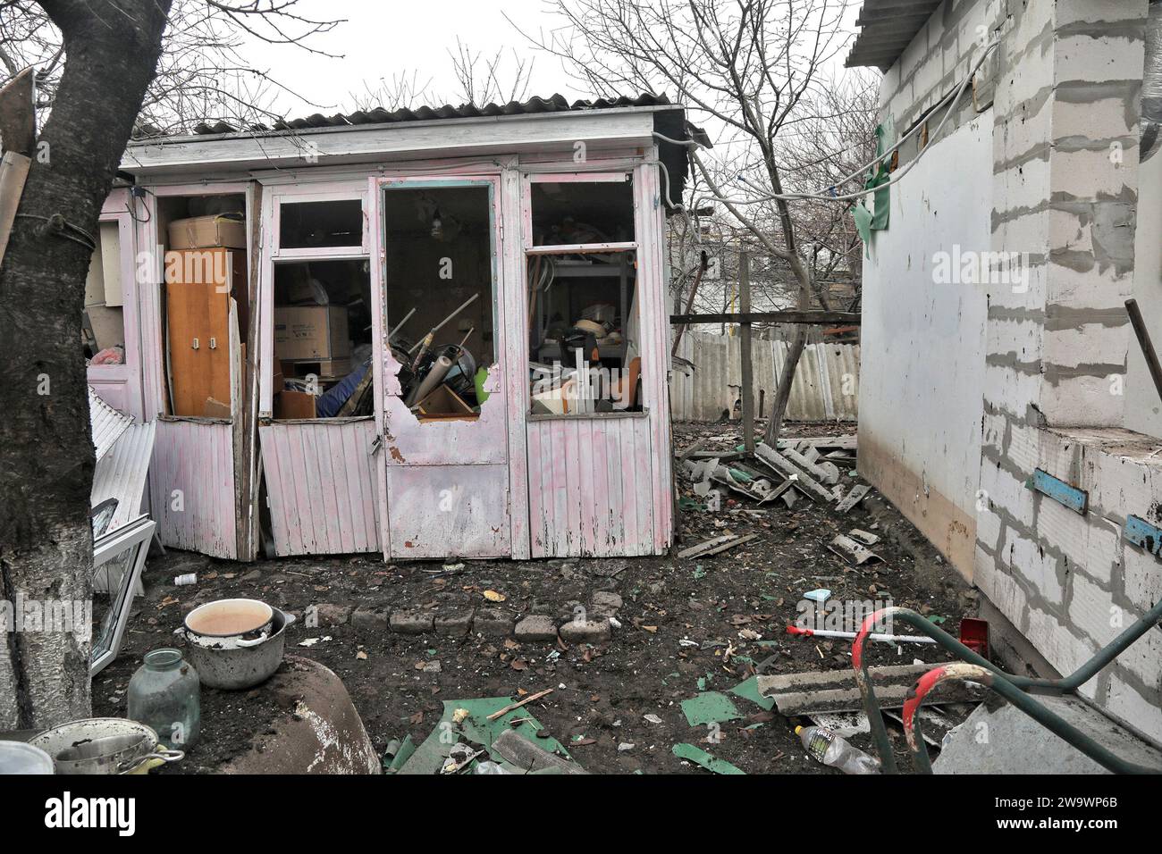 Non exclusif : ODESA, UKRAINE - 29 DÉCEMBRE 2023 - Un bâtiment endommagé par des tirs de roquettes russes, Odesa, dans le sud de l'Ukraine Banque D'Images