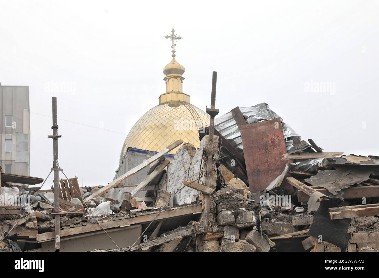 Non exclusif : ODESA, UKRAINE - 29 DÉCEMBRE 2023 - Suite au bombardement d'un immeuble résidentiel par les troupes russes, Odesa, dans le sud de l'Ukraine Banque D'Images