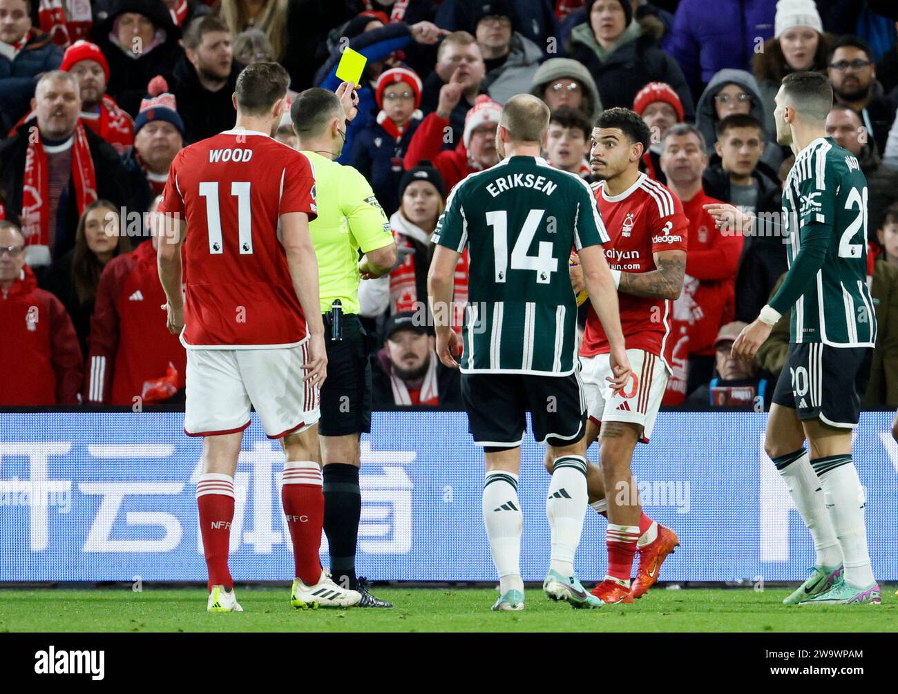 Morgan Gibbs-White de Nottingham Forest (deuxième à droite) reçoit un carton jaune de l'arbitre Tim Robinson lors du match de Premier League au City Ground, Nottingham. Date de la photo : Samedi 30 décembre 2023. Banque D'Images