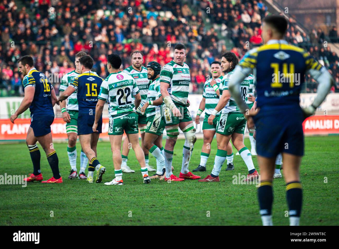 Trévise, Trévise, Italie. 30 décembre 2023. Sebastian Negri de Benetton Treviso vu avec ses coéquipiers lors du match de rugby 2023/24 entre Benetton Treviso et Zebre Parma au stade Monigo de Trévise, en Italie. (Image de crédit : © Alberto Gardin/ZUMA Press Wire) USAGE ÉDITORIAL SEULEMENT! Non destiné à UN USAGE commercial ! Banque D'Images