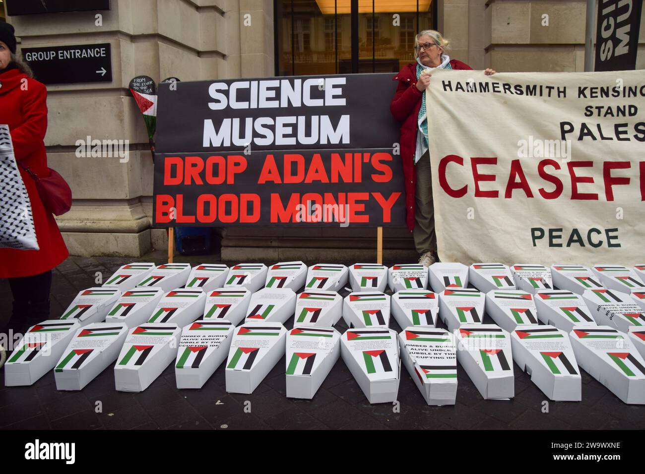 Londres, Royaume-Uni. 30 décembre 2023. Des militants pro-palestiniens ont organisé une manifestation et ont placé des « cercueils d’enfants » en carton devant le Musée des sciences de South Kensington, appelant le musée à abandonner son sponsor Adani Group, qui a des liens avec la fabrication d’armes israéliennes. Crédit : Vuk Valcic/Alamy Live News Banque D'Images