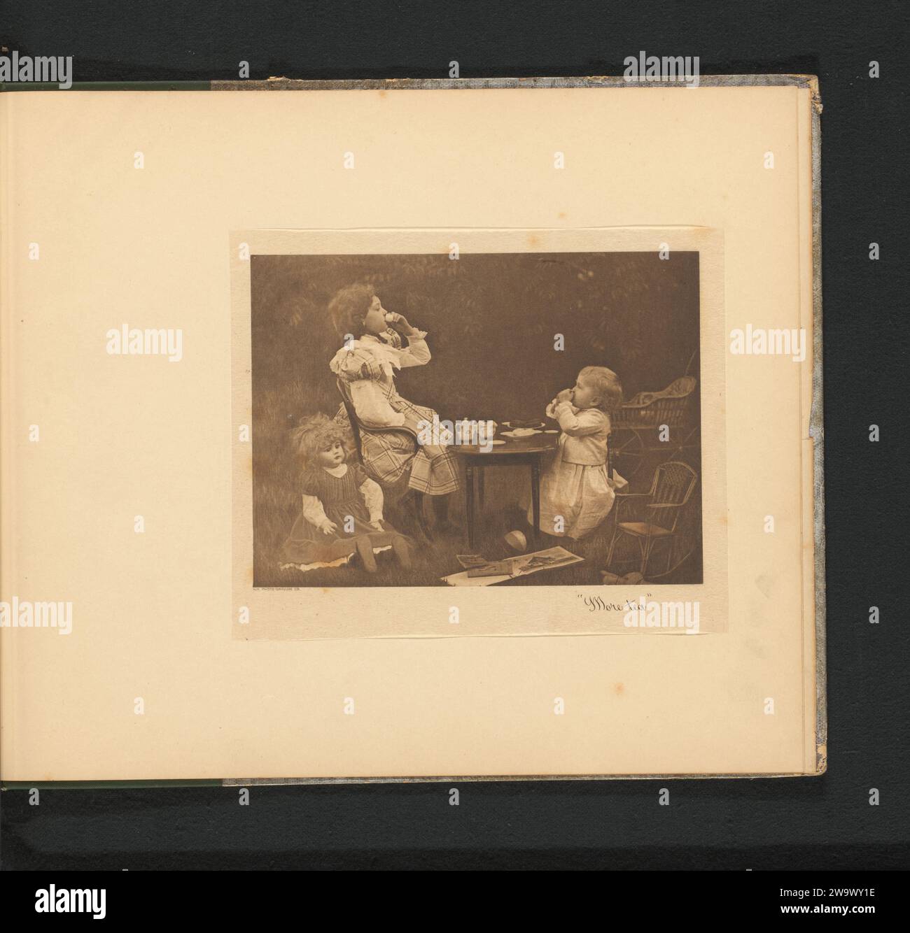 Deux filles qui boivent du thé à partir d'un ensemble de thé jouet à une table dans un jardin avec une voiture de poupée, une poupée et des livres, Walter George Mitchell, c. 1881 - en 1891 ou avant impression photomécanique États-Unis d'Amérique: thé de l'après-midi papier de New York (ville) - CC - hors des portes. fille (enfant entre tout-petit et jeune). (jouer avec) poupées Banque D'Images