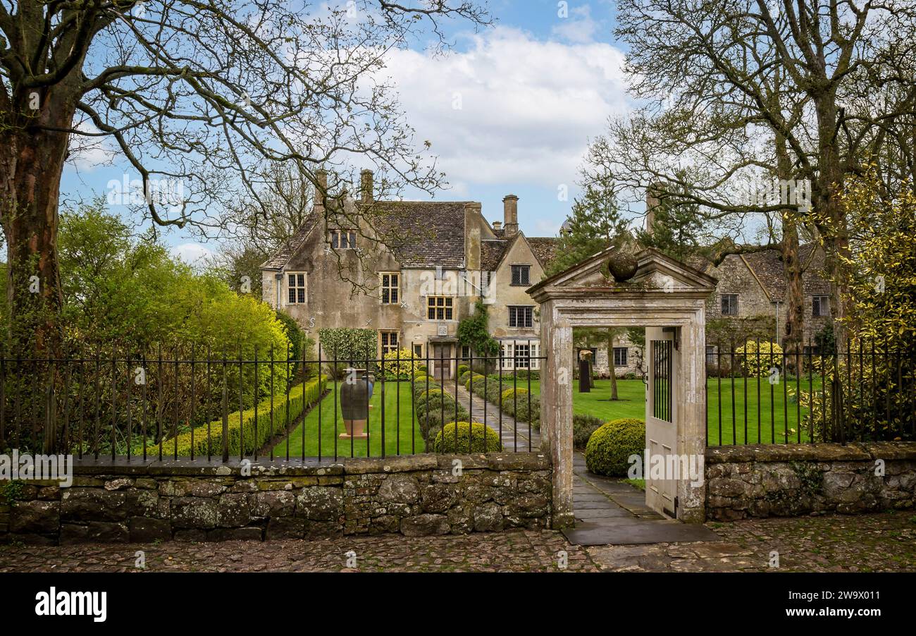 Avebury Manor House entrée et jardins à Avebury, Wiltshire, Royaume-Uni, le 3 mai 2012 Banque D'Images