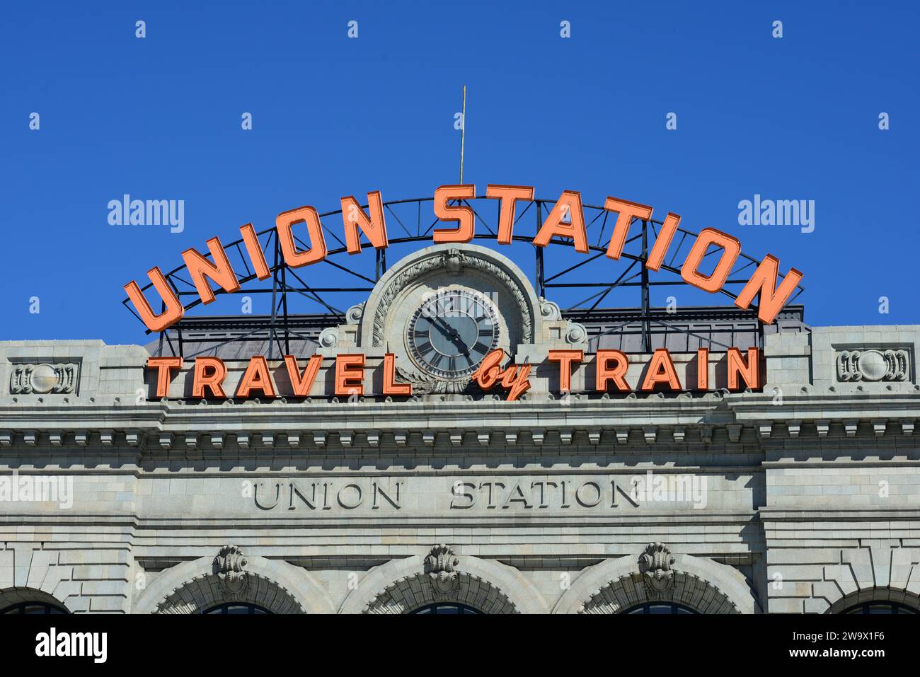 Panneau Voyage en train à Union Station, Denver, Colorado. Banque D'Images